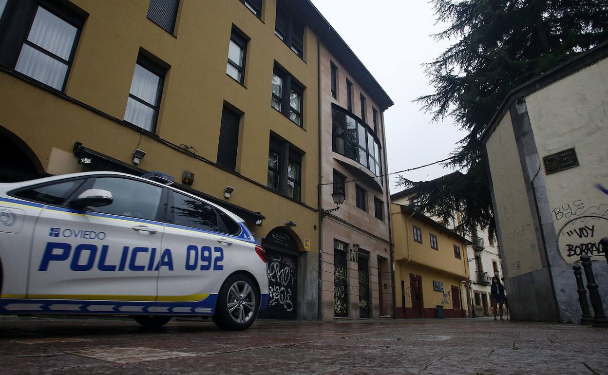 Patrulla de la Policía Local en la calle Canóniga de Oviedo