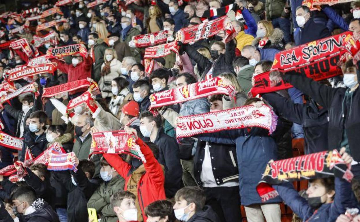 Público en la grada de El Molinón, durante el Sporting-Eibar