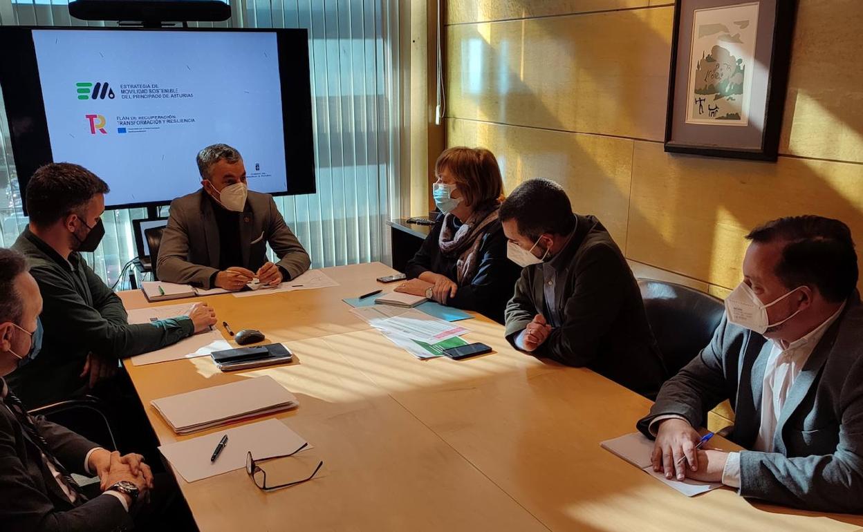 La reunión del equipo de la Consejería y del Ayuntamiento encabezada por Alejandro Calvo y Mariví Monteserín. 