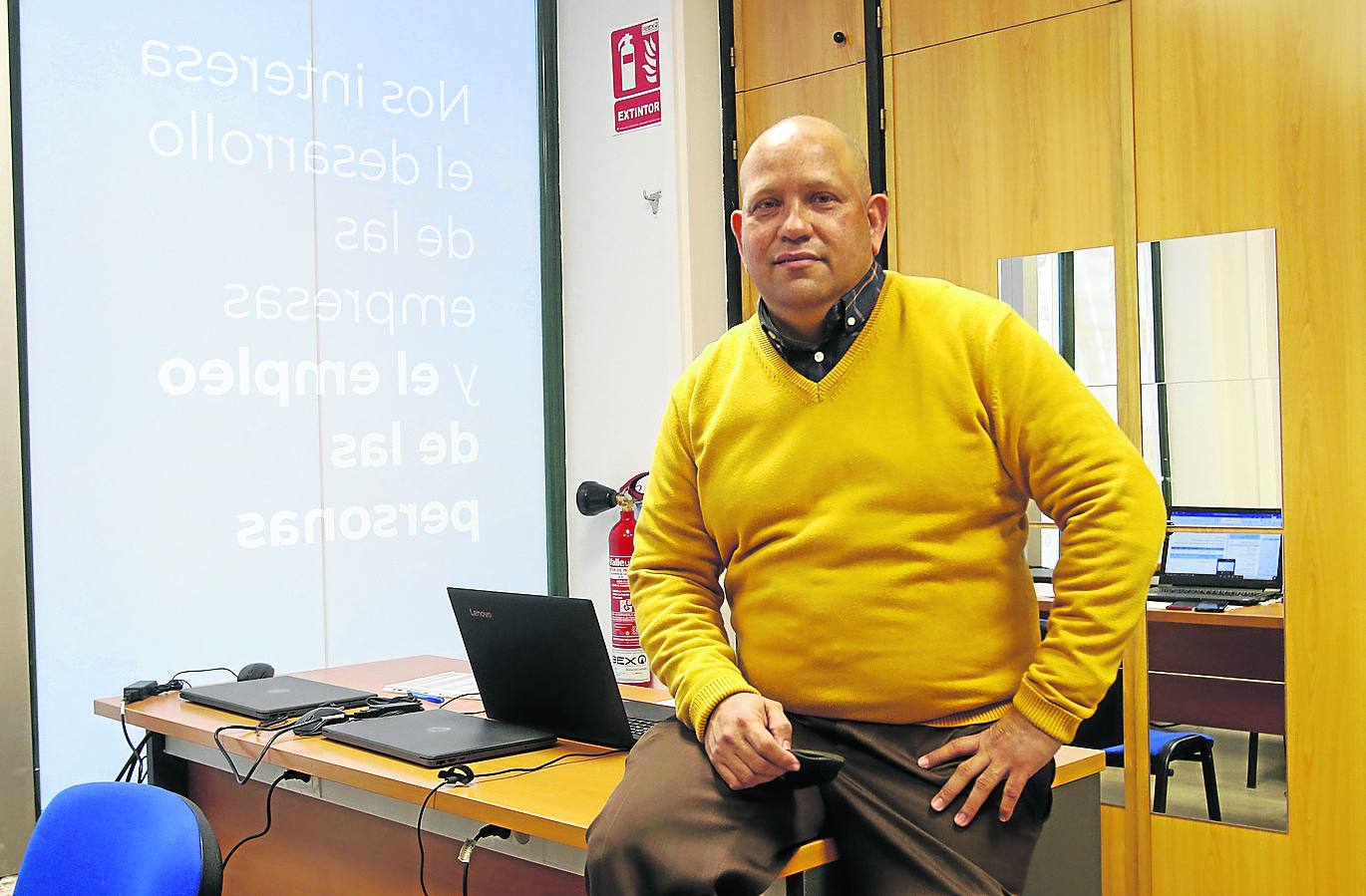 Douglas Mago, en su puesto de trabajo, en un centro de estudios ovetense. 