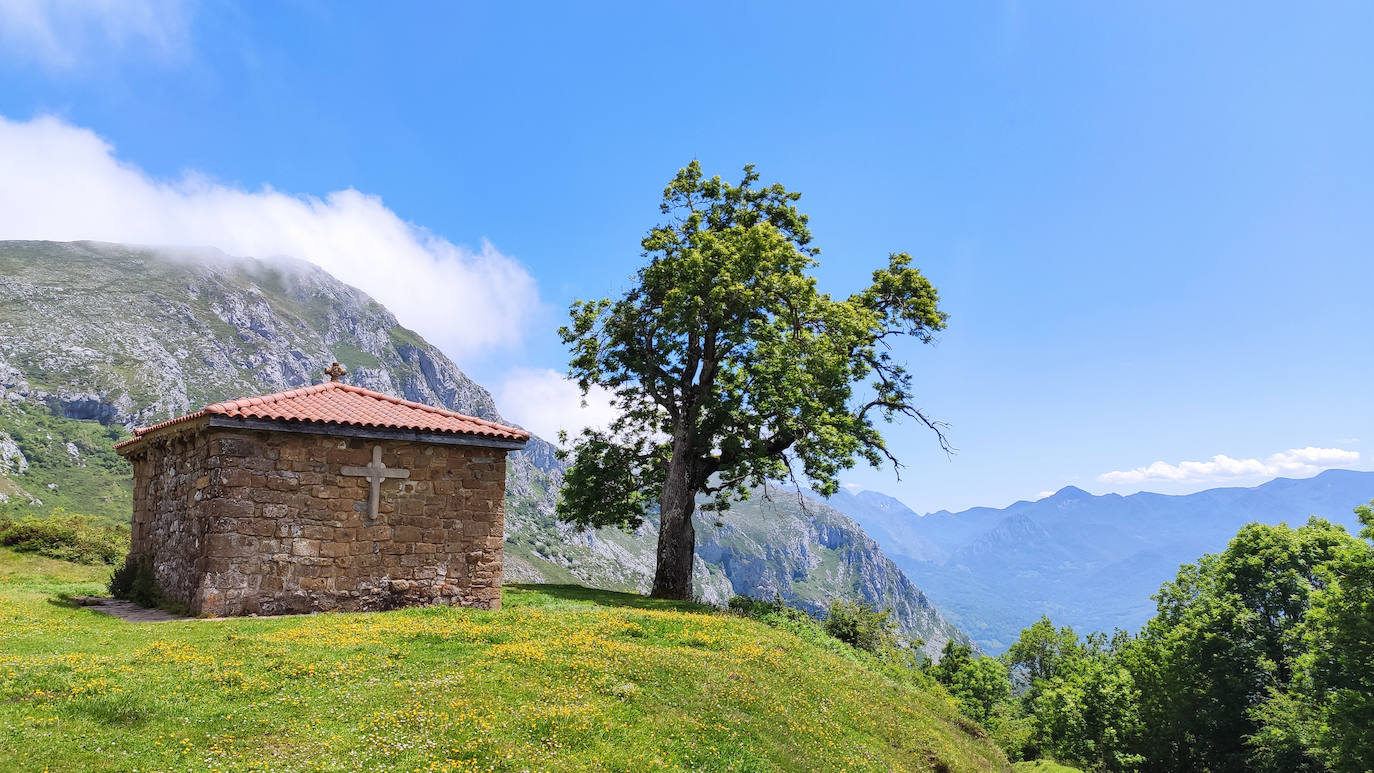 Una selección de pueblos medievales asturianos que permite recorrer los paisajes con más historia del Principado | En la imagen, Bermiego (Quirós)