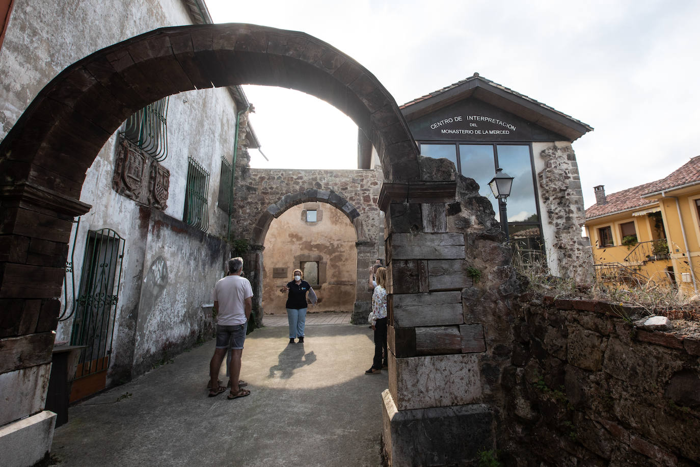 Una selección de pueblos medievales asturianos que permite recorrer los paisajes con más historia del Principado | En la imagen, Raíces (Castrillón)