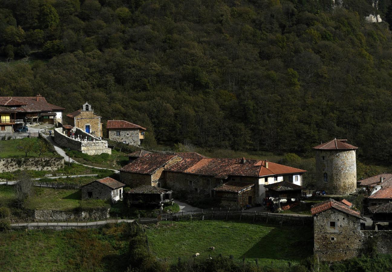 Una selección de pueblos medievales asturianos que permite recorrer los paisajes con más historia del Principado | En la imagen, Bandujo (Proaza)
