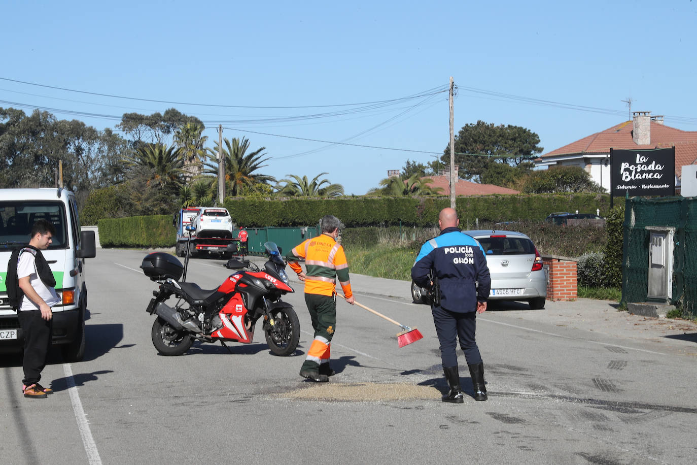 Fotos: Un accidente en la carretera de La Providencia deja tres heridos