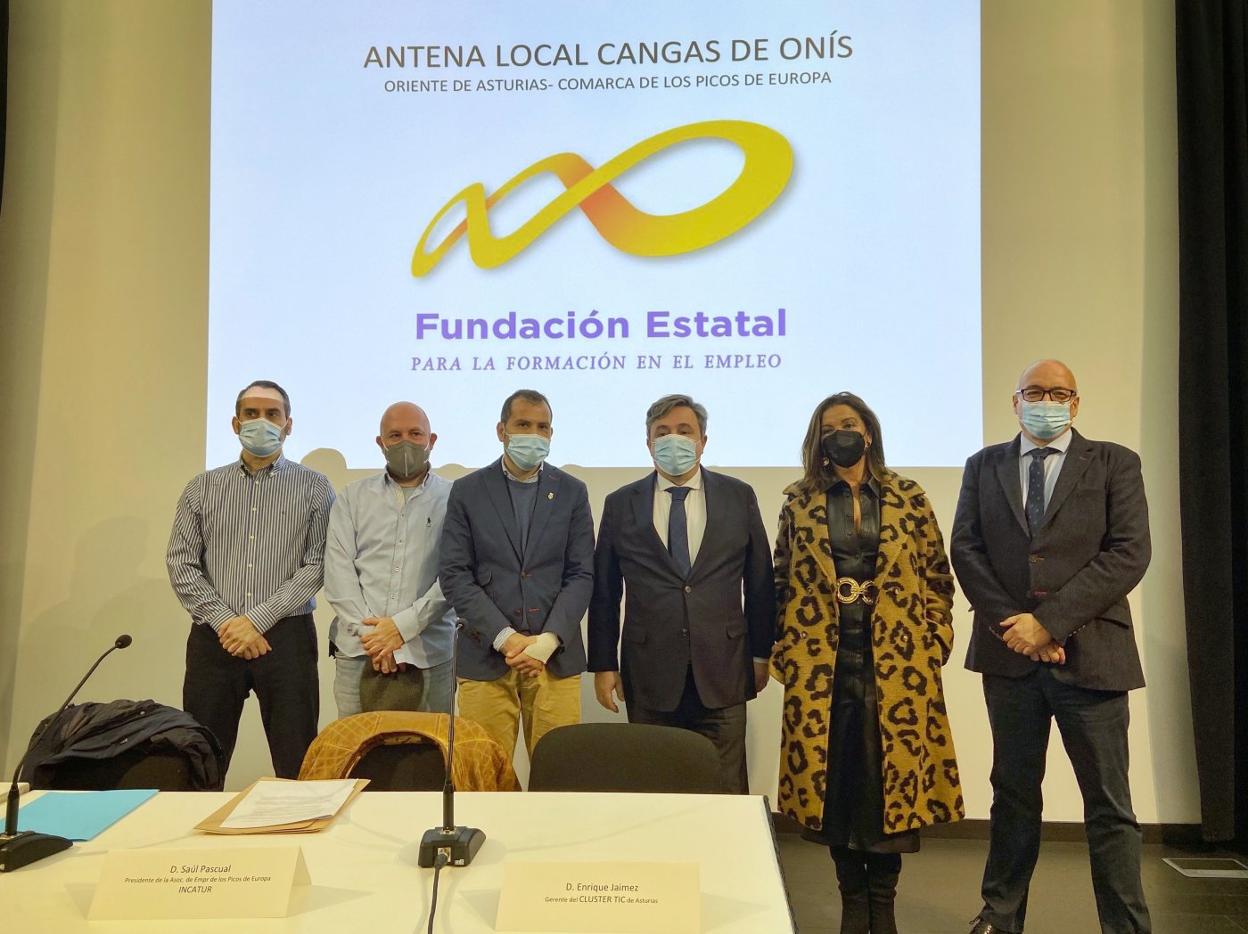 Fernando Zapico, Saúl Pascual, José Manuel González, Antonio de Luis, Marifé Gómez y Enrique Jaime, ayer durante la inauguración. 