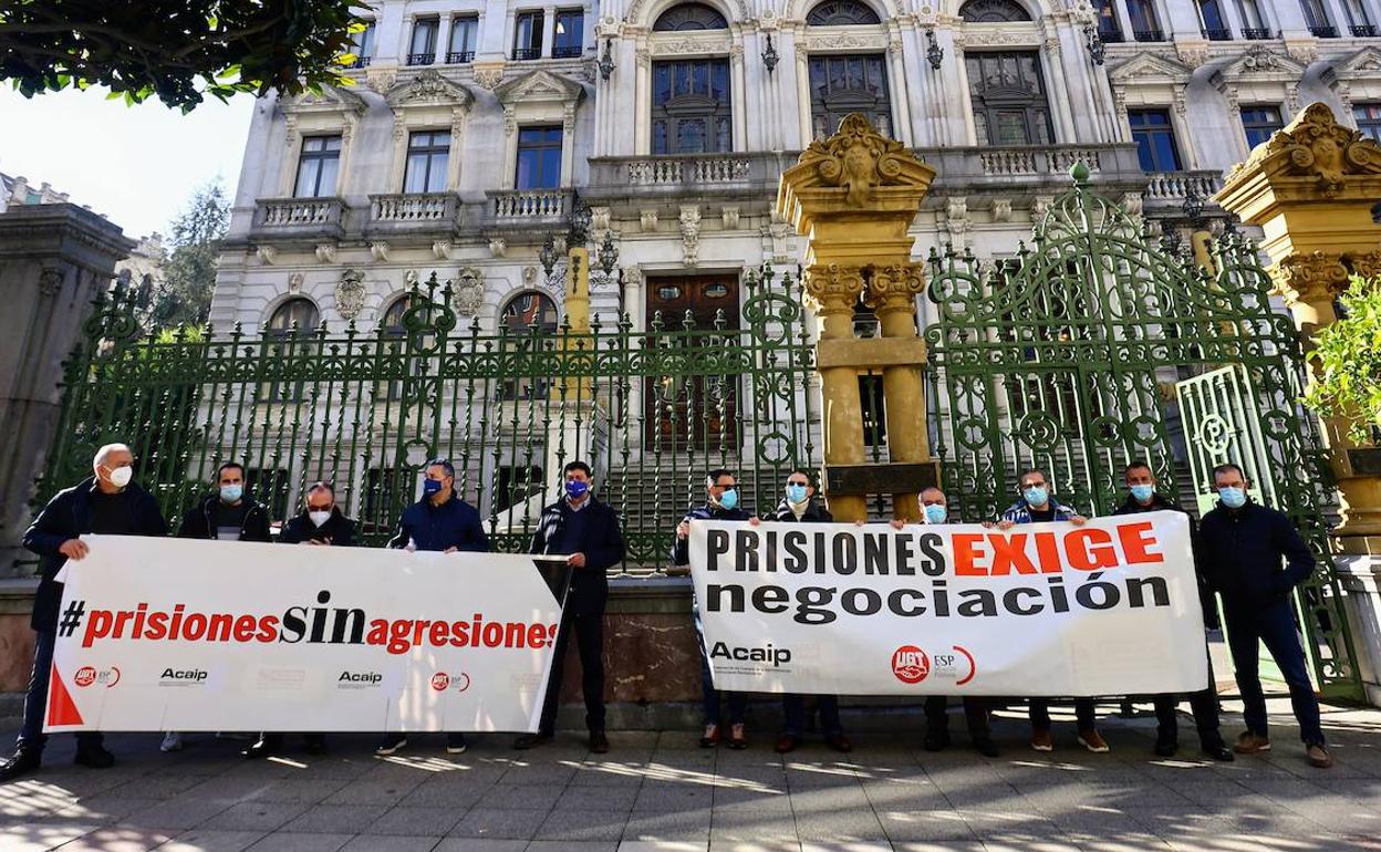 Los funcionarios de prisiones se manifestaron este miércoles frente a la Junta General del Principado 