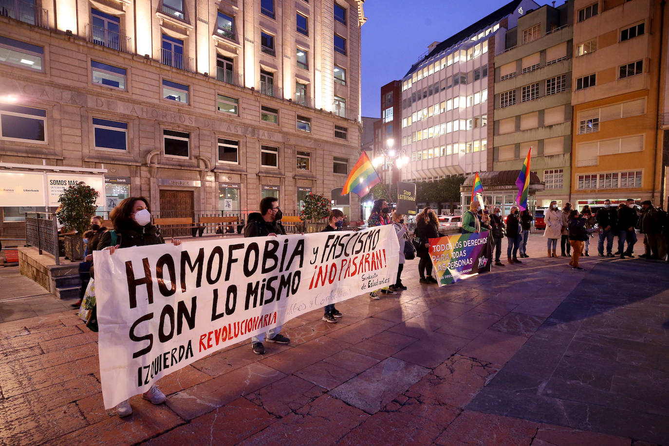 Doscientas personas han condenado la paliza sufrida el pasado fin de semana por un joven al grito de «maricón». Los manifestantes se han concentrado en la plaza de la Escandalera y han asegurado que «ninguna agresión homófoba va a quedar sin respuesta».