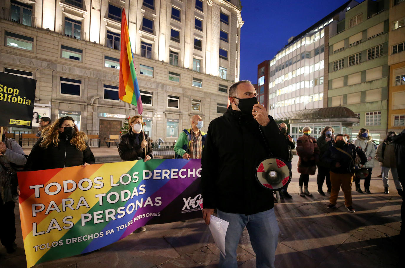 Doscientas personas han condenado la paliza sufrida el pasado fin de semana por un joven al grito de «maricón». Los manifestantes se han concentrado en la plaza de la Escandalera y han asegurado que «ninguna agresión homófoba va a quedar sin respuesta».