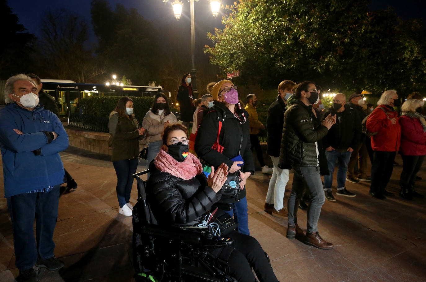 Doscientas personas han condenado la paliza sufrida el pasado fin de semana por un joven al grito de «maricón». Los manifestantes se han concentrado en la plaza de la Escandalera y han asegurado que «ninguna agresión homófoba va a quedar sin respuesta».