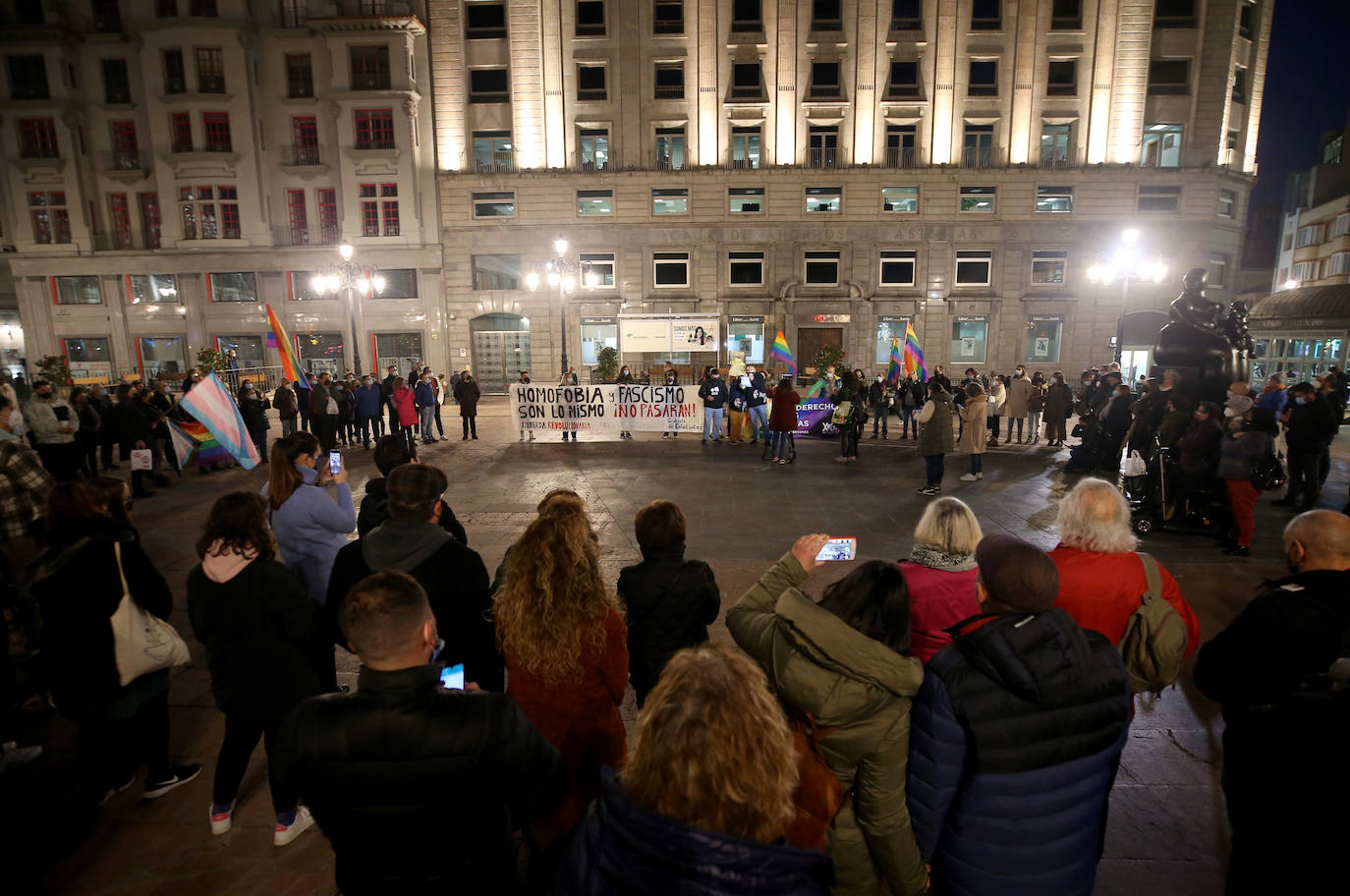 Doscientas personas han condenado la paliza sufrida el pasado fin de semana por un joven al grito de «maricón». Los manifestantes se han concentrado en la plaza de la Escandalera y han asegurado que «ninguna agresión homófoba va a quedar sin respuesta».