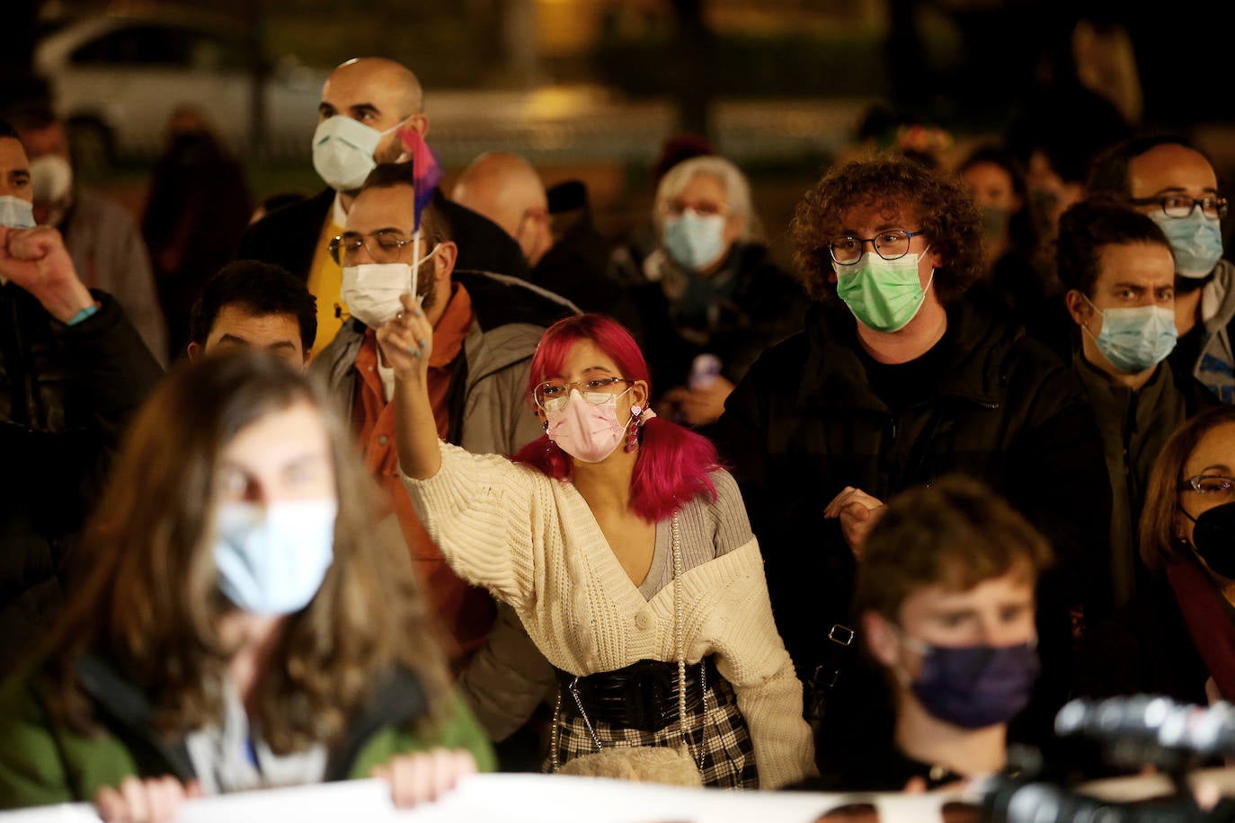 Doscientas personas han condenado la paliza sufrida el pasado fin de semana por un joven al grito de «maricón». Los manifestantes se han concentrado en la plaza de la Escandalera y han asegurado que «ninguna agresión homófoba va a quedar sin respuesta».