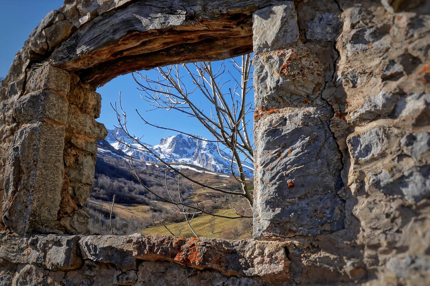 La ascensión a Peña Main (1605m), en pleno macizo de los Urrieles, no resulta complicada y, sin embargo, esta cumbre es una atalaya perfecta para observar los tres macizos de los Picos de Europa y sus cimas más altas y míticas