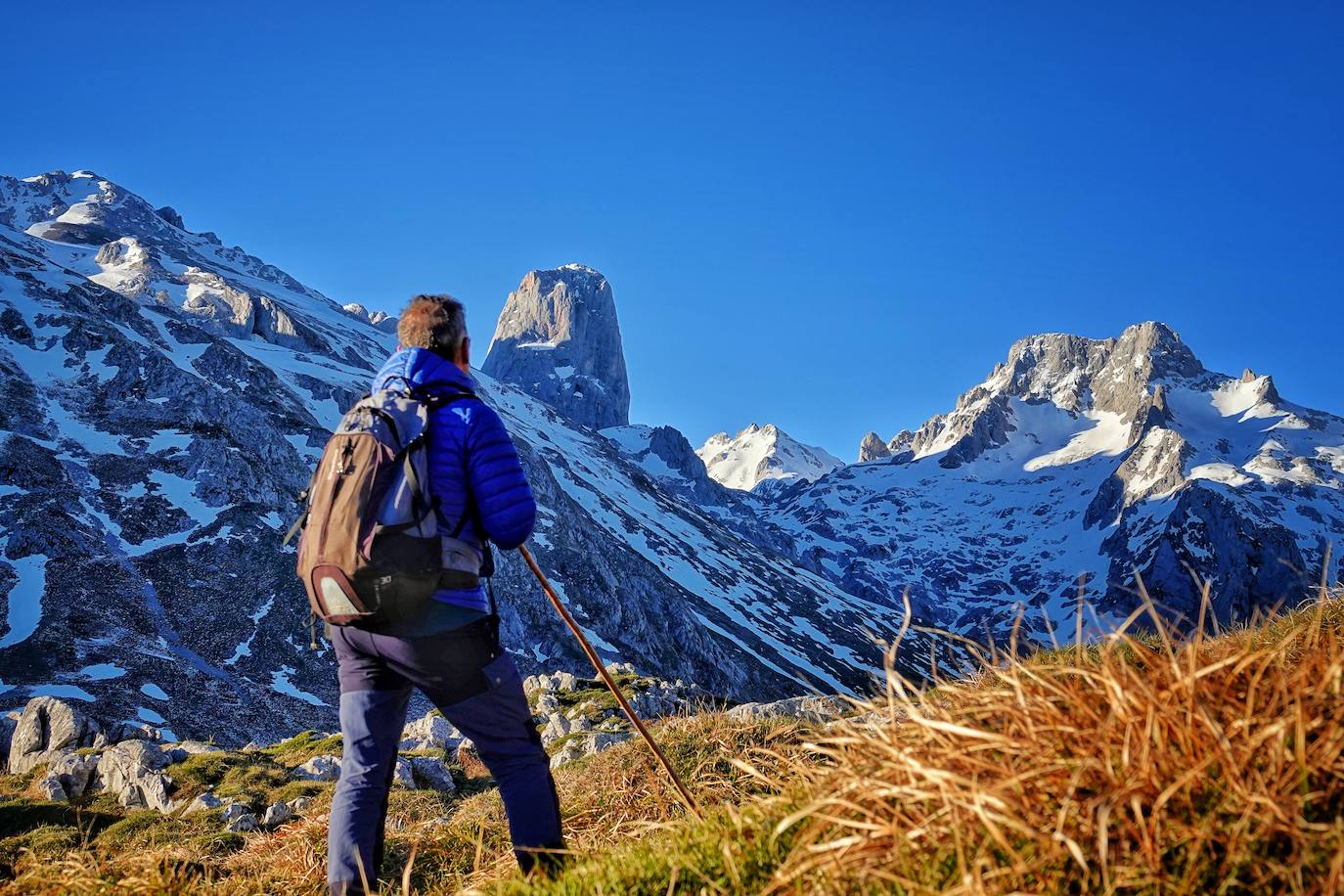 La ascensión a Peña Main (1605m), en pleno macizo de los Urrieles, no resulta complicada y, sin embargo, esta cumbre es una atalaya perfecta para observar los tres macizos de los Picos de Europa y sus cimas más altas y míticas