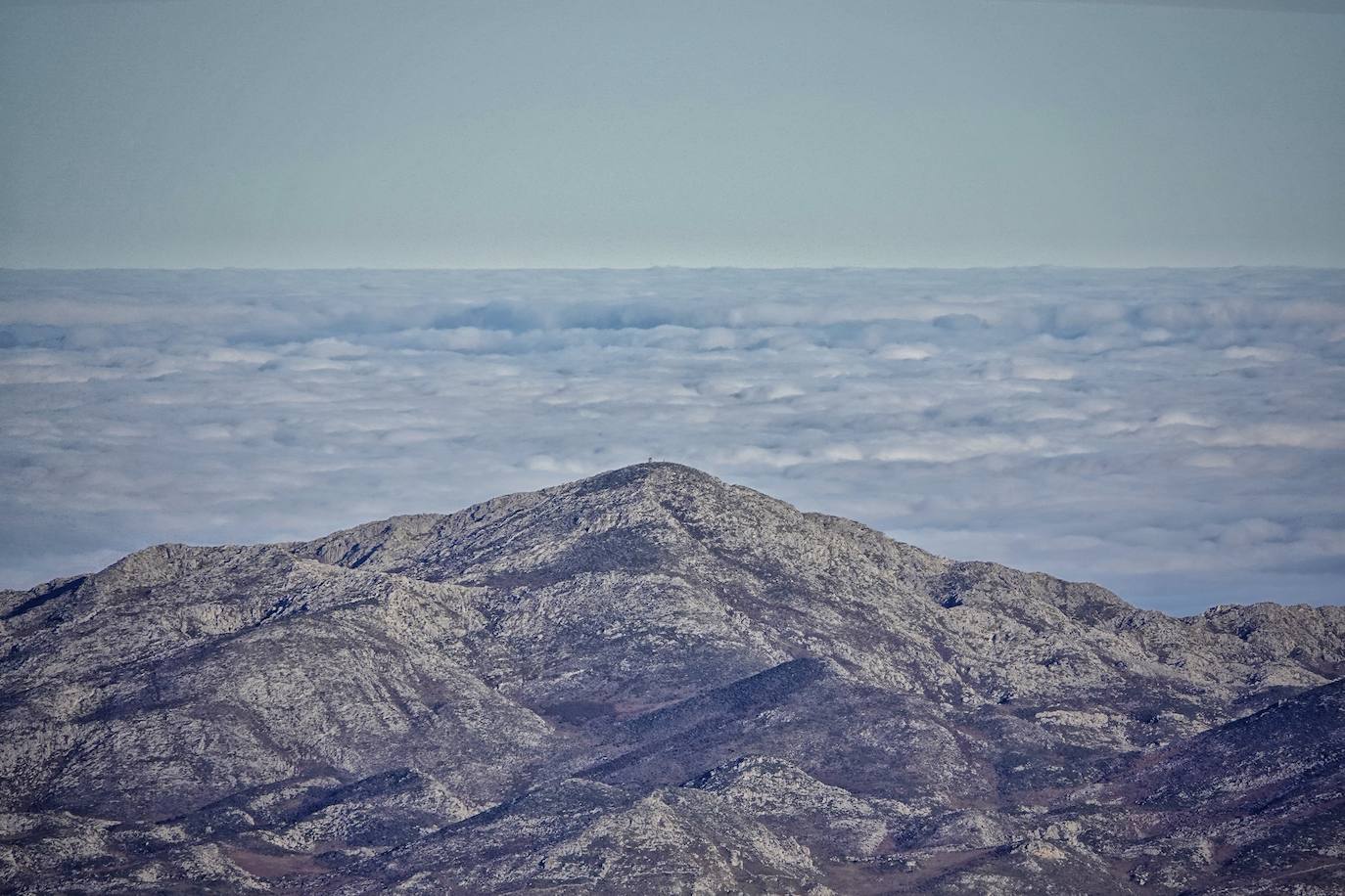 La ascensión a Peña Main (1605m), en pleno macizo de los Urrieles, no resulta complicada y, sin embargo, esta cumbre es una atalaya perfecta para observar los tres macizos de los Picos de Europa y sus cimas más altas y míticas