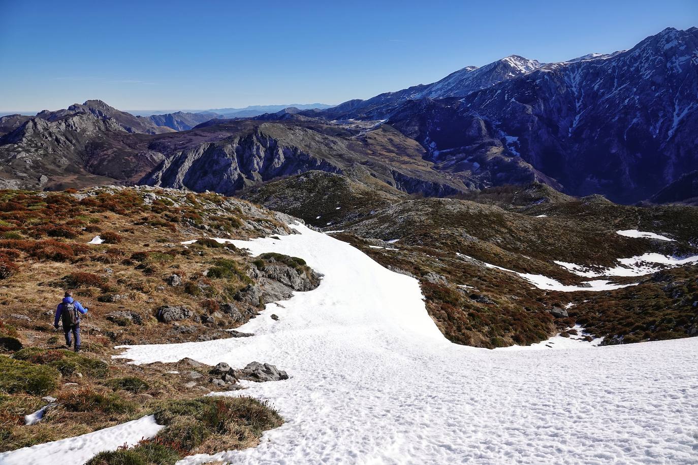 La ascensión a Peña Main (1605m), en pleno macizo de los Urrieles, no resulta complicada y, sin embargo, esta cumbre es una atalaya perfecta para observar los tres macizos de los Picos de Europa y sus cimas más altas y míticas