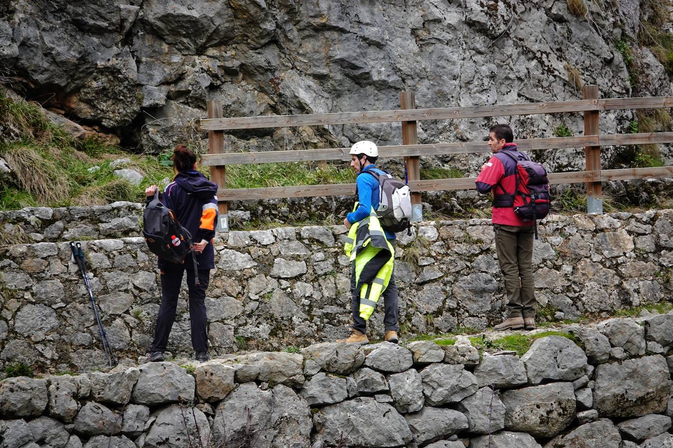 El paso deberá realizarse por la zona balizada. Aún quedan tareas para terminar de retirar parte del argayo. 