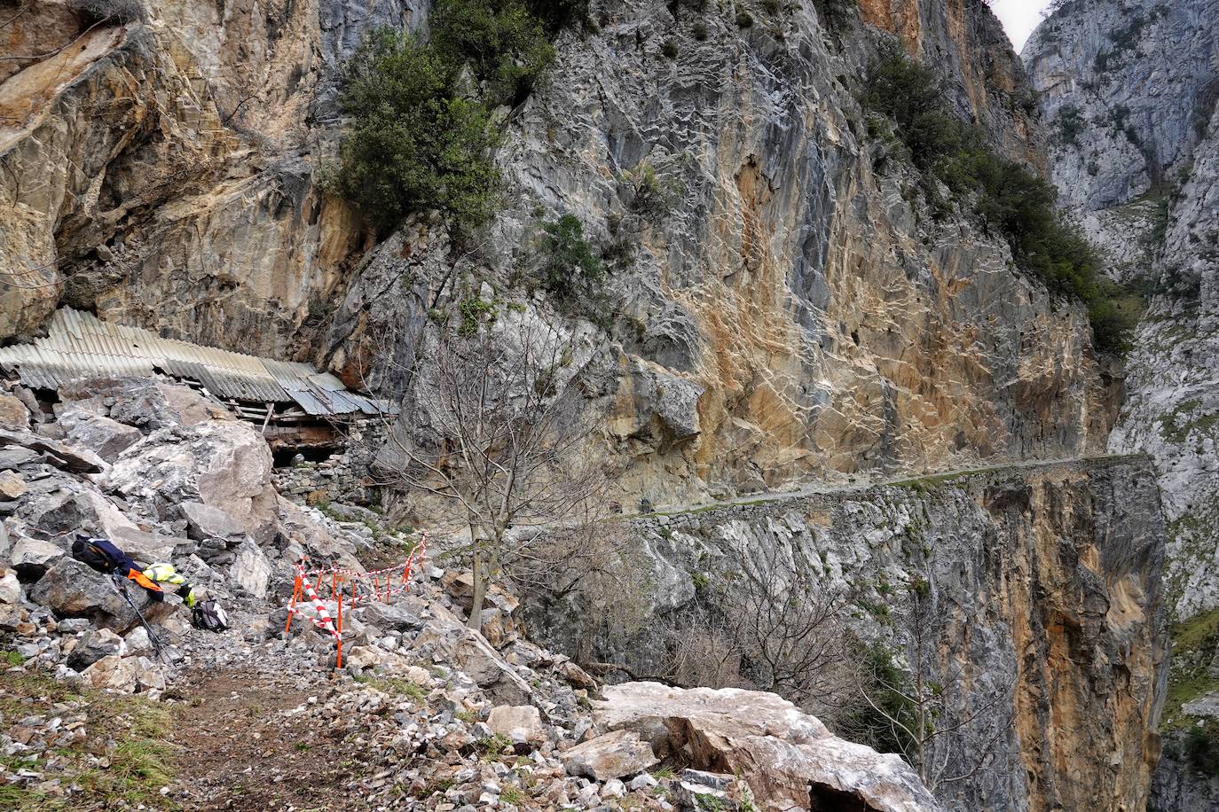 El paso deberá realizarse por la zona balizada. Aún quedan tareas para terminar de retirar parte del argayo. 