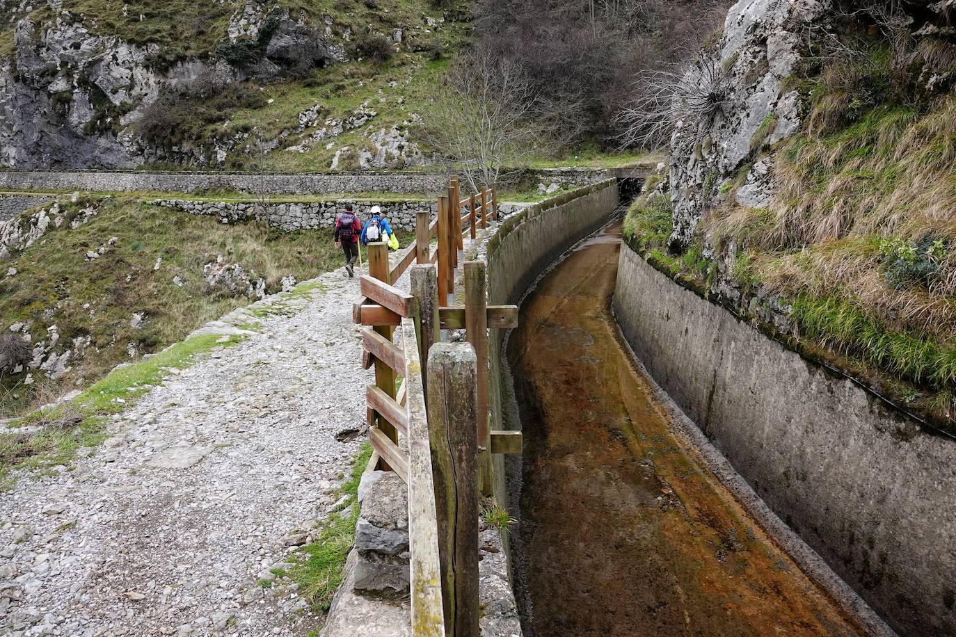 El paso deberá realizarse por la zona balizada. Aún quedan tareas para terminar de retirar parte del argayo. 