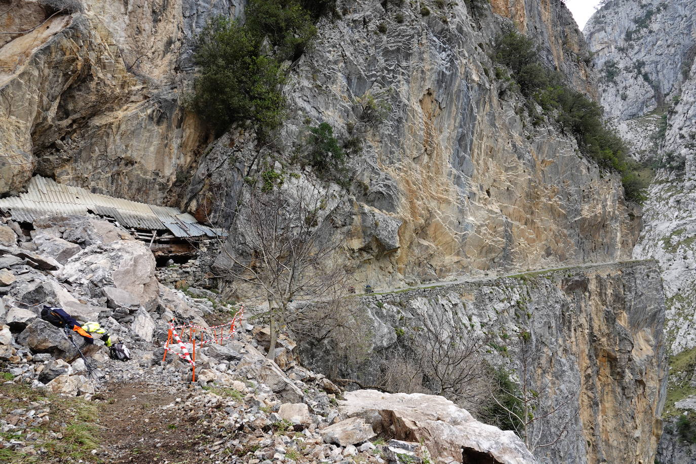 El paso deberá realizarse por la zona balizada. Aún quedan tareas para terminar de retirar parte del argayo. 