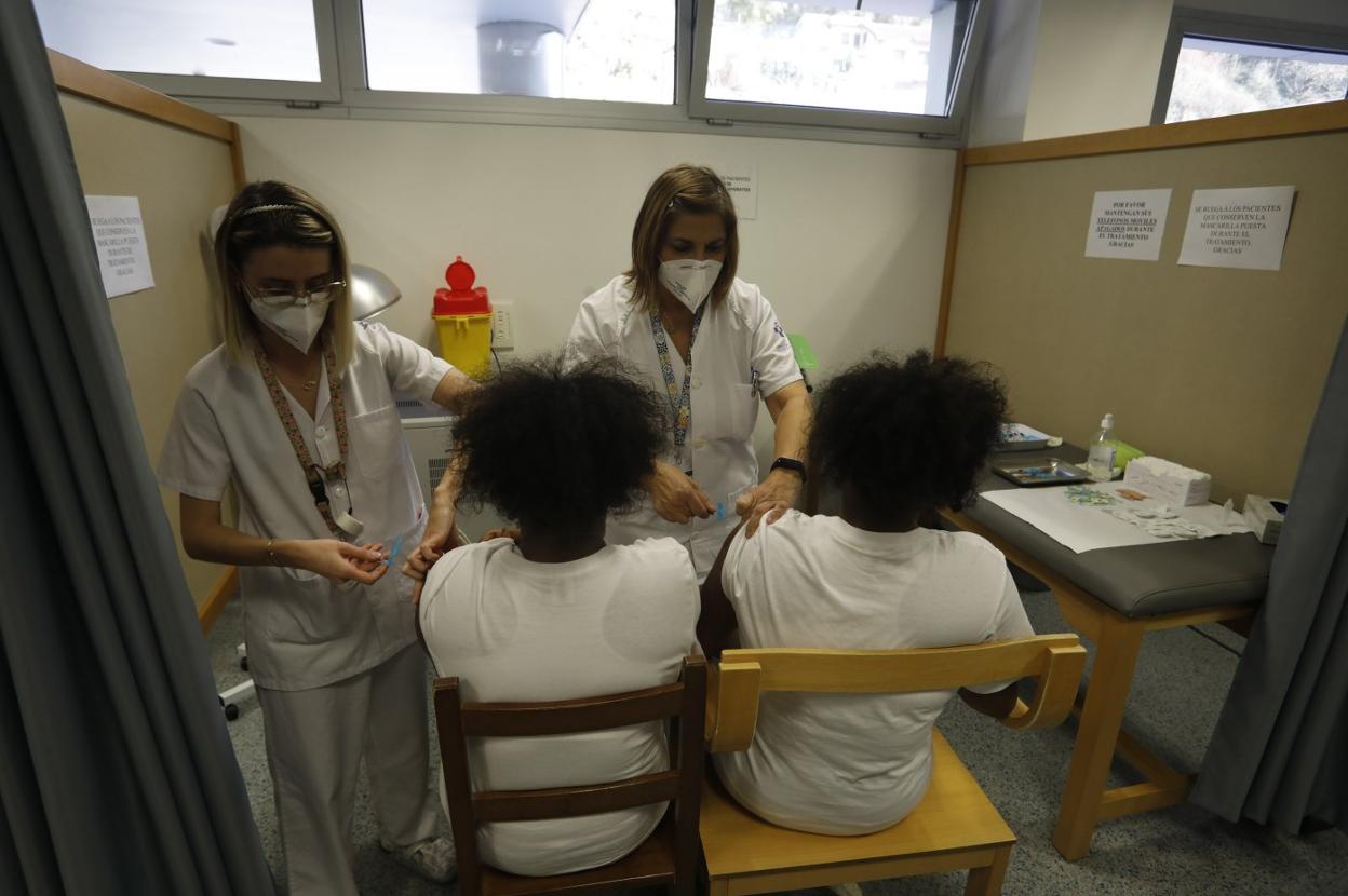 Administración de la segunda dosis pediátrica, ayer, en Mieres. 