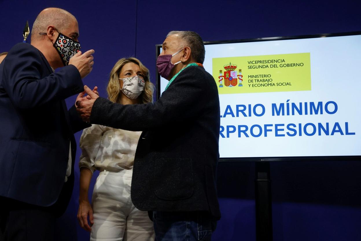 La vicepresidenta, Yolanda Díaz, junto a los líderes de CC OO y UGT, ayer tras la firma del acuerdo. 