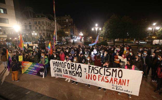 Concentración contra las agresiones homófobas en la plaza de la Escandalera. 