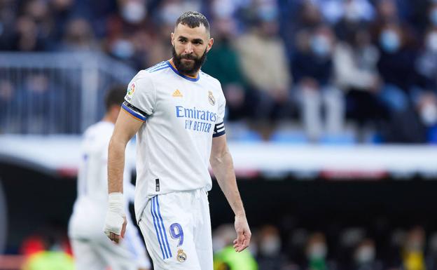 Karim Benzema, con gesto serio durante un partido. 