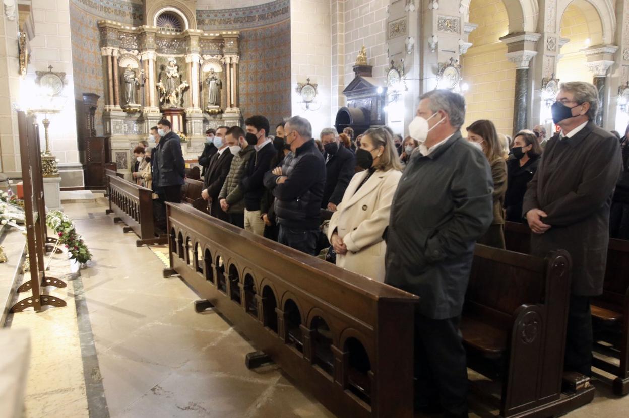 Familiares y amigos, ayer, en el funeral. 