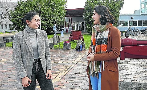 Lara Prendes y María González, alumnas de Telecomunicaciones, Informática y Datos en Gijón. arnaldo garcía