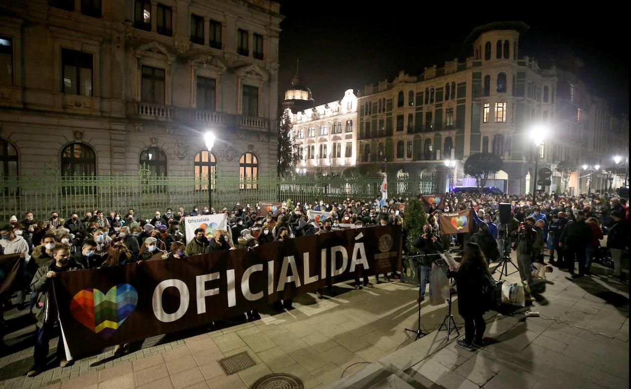 Manifestación frente a la Junta General para exigir la oficialidad del asturiano.