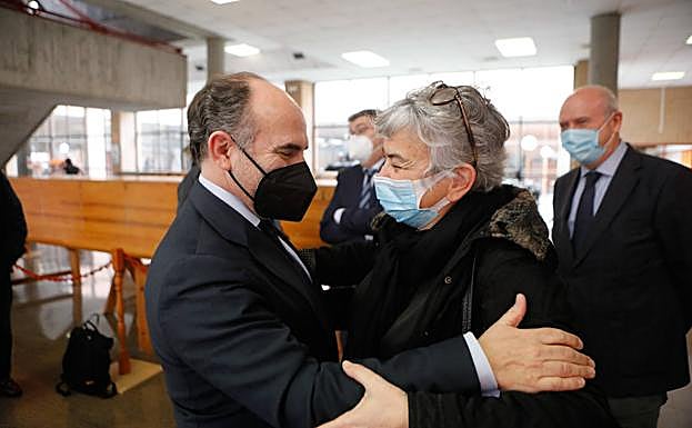 El rector de la Unniversidad de Oviedo, Ignacio Villaverde, y la alcaldesa de Gijón, Ana González, en la Escuela de Marina.