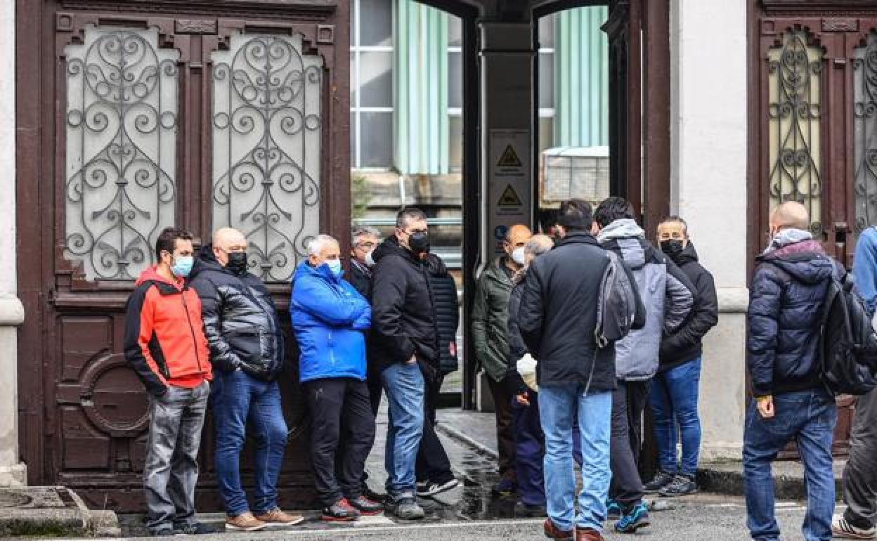 Trabajadores de la fábrica de armas de Trubia, esta mañana, a la entrada de las instalaciones