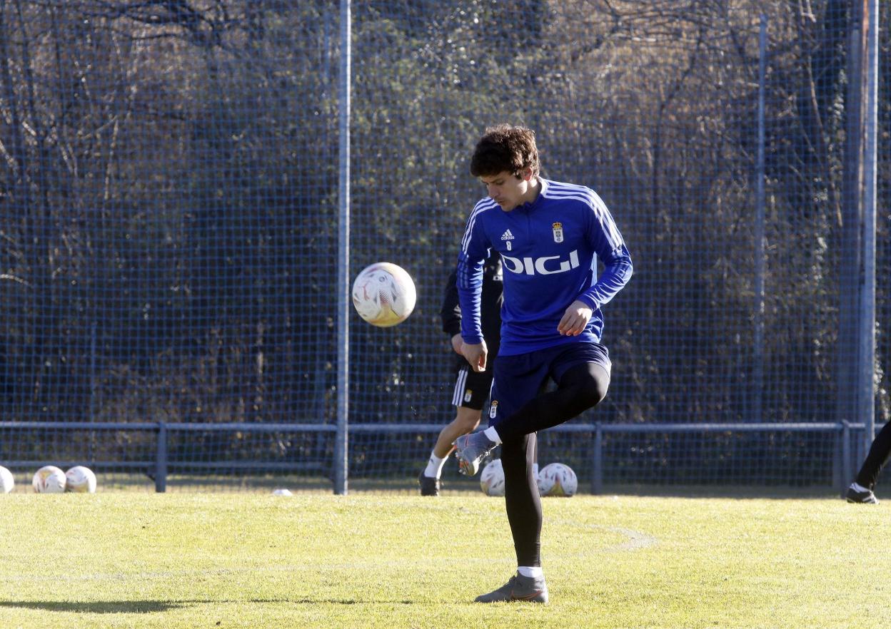 Sangalli da toques con el balón en uno de los campos. 