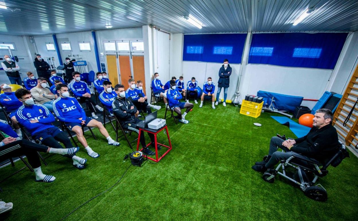 Juan Carlos Unzué visita a la plantilla del Real Oviedo .