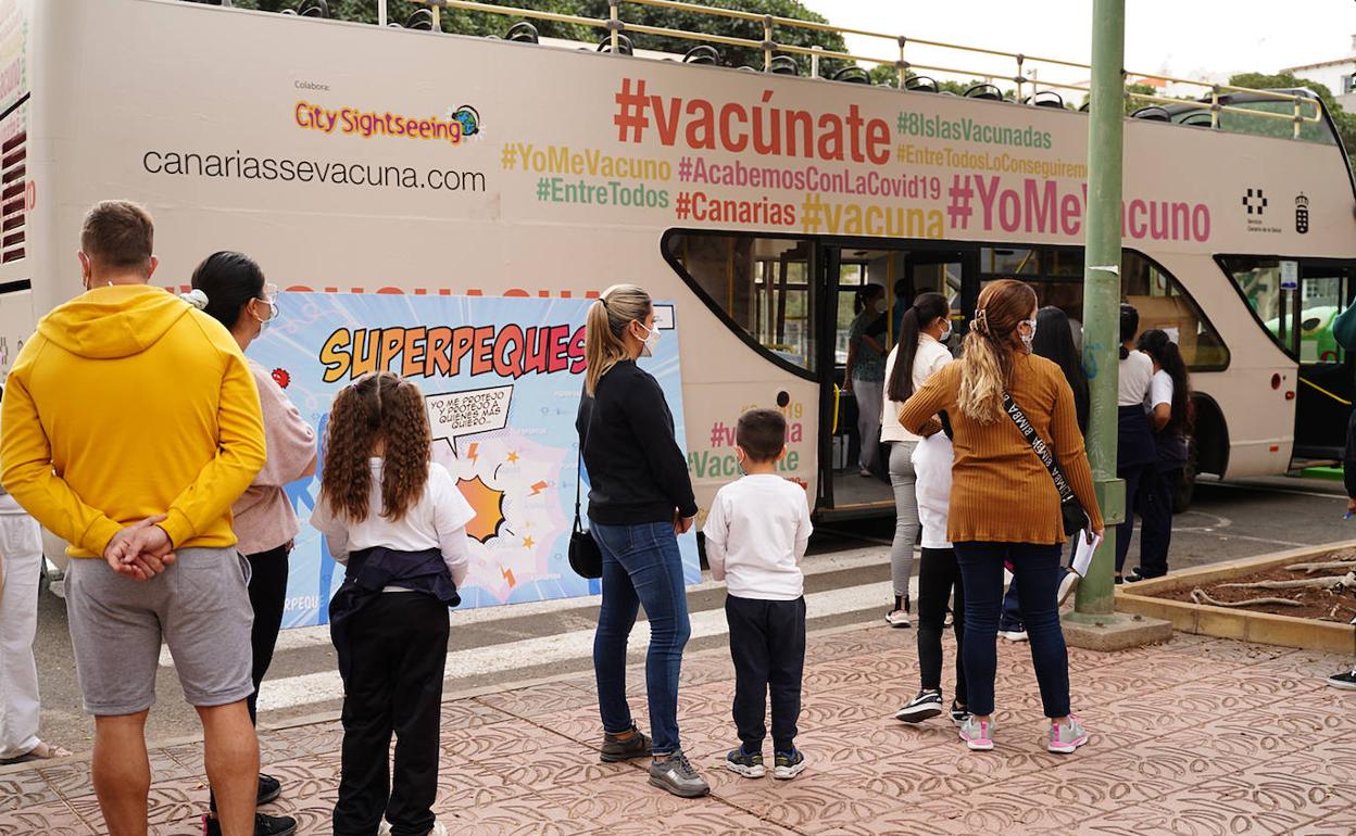 Niños hacen fila para vacunarse en Gran Canaria.