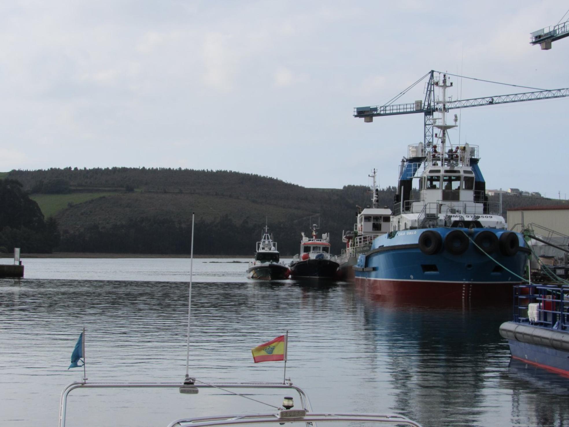 Barcos en el puerto de Navia.