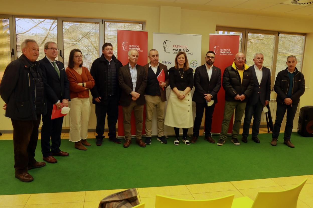 Foto de familia tras la reunión de los cuatro jurados en la sede de Valnalón. 