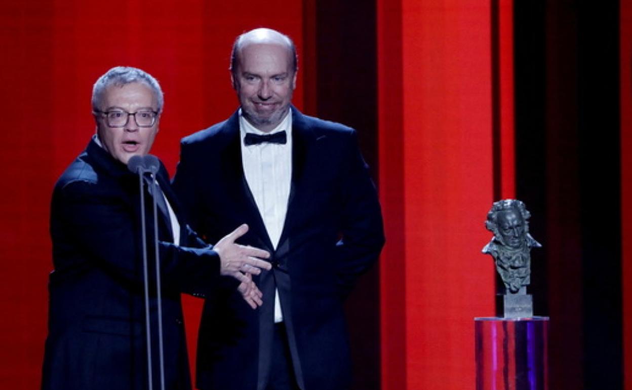 Daniel Monzón y Jorge Guerricaechevarría, junto al Goya.
