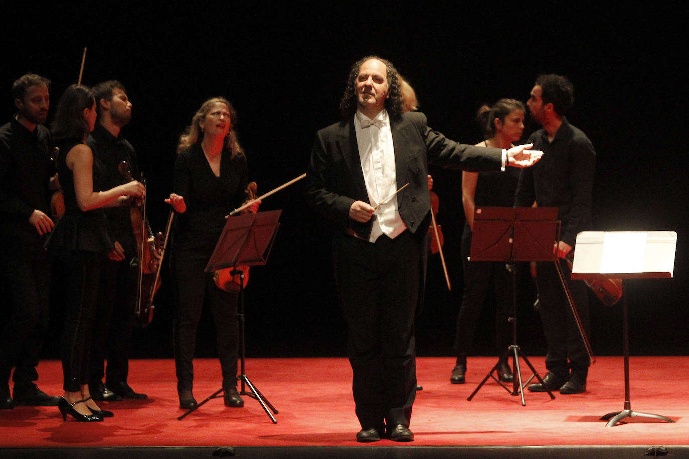 El público del Teatro Jovellanos ha disfrutado este lunes con el 'Desconcerto' y el Antiguo Instituto ha aplaudido el cancionero de Malta Teatro