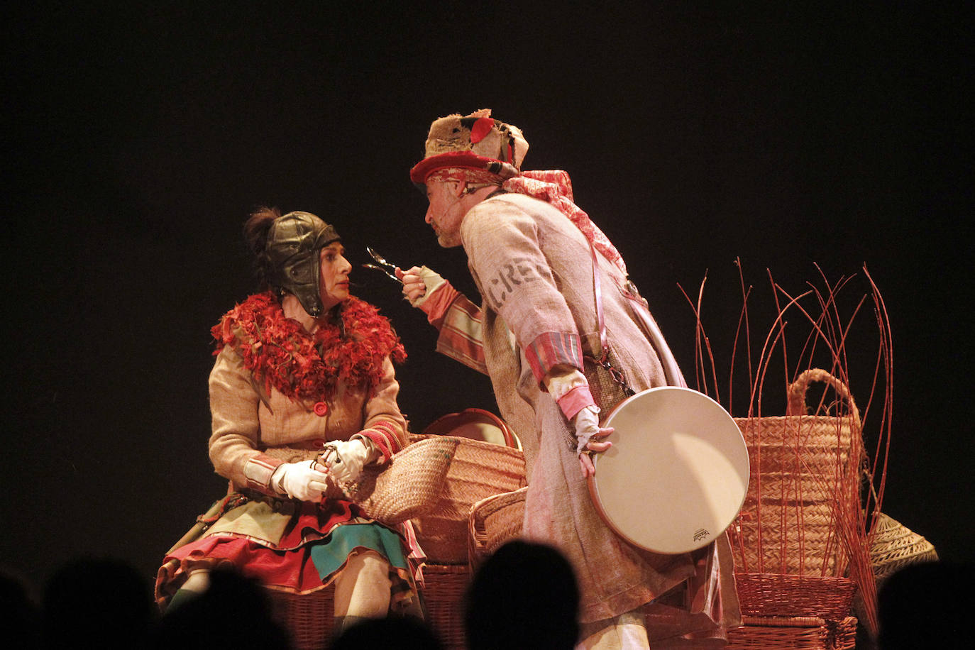 El público del Teatro Jovellanos ha disfrutado este lunes con el ‘Desconcerto’ y el Antiguo Instituto ha aplaudido el cancionero de Malta Teatro