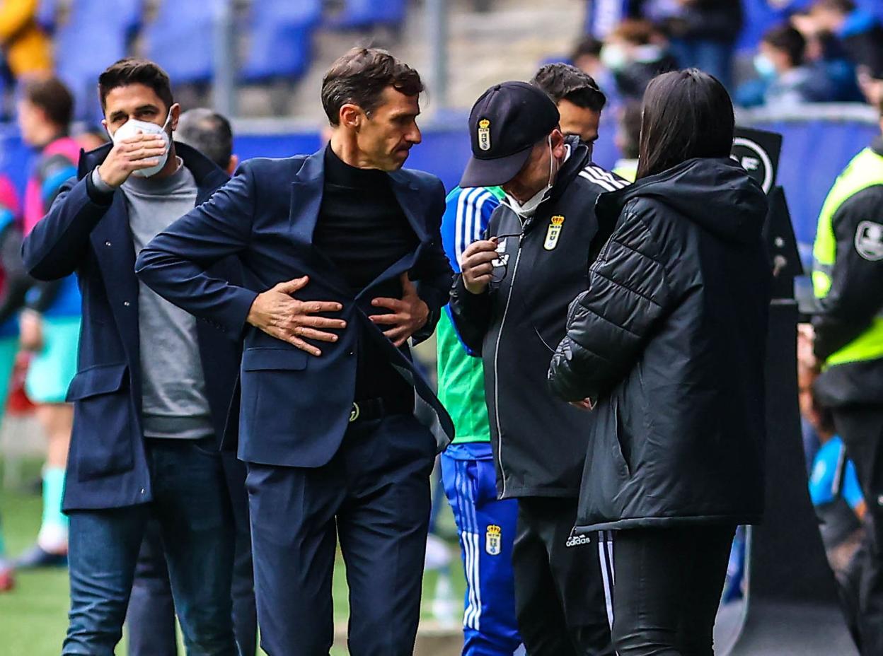 José Ángel Ziganda habla con su segundo con gesto de resignación mientras abandona el banquillo tras ser expulsado. 