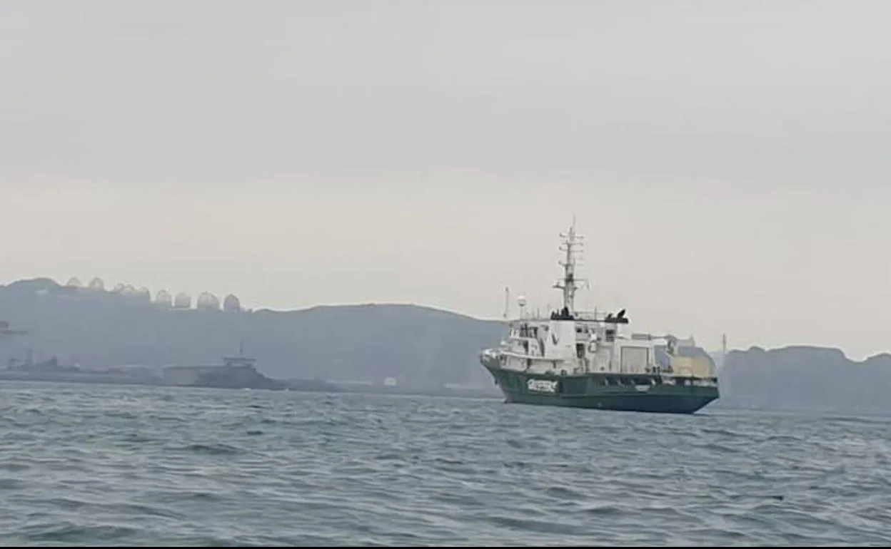 El barco de Greenpeace a su llegada este sábado a El Musel.