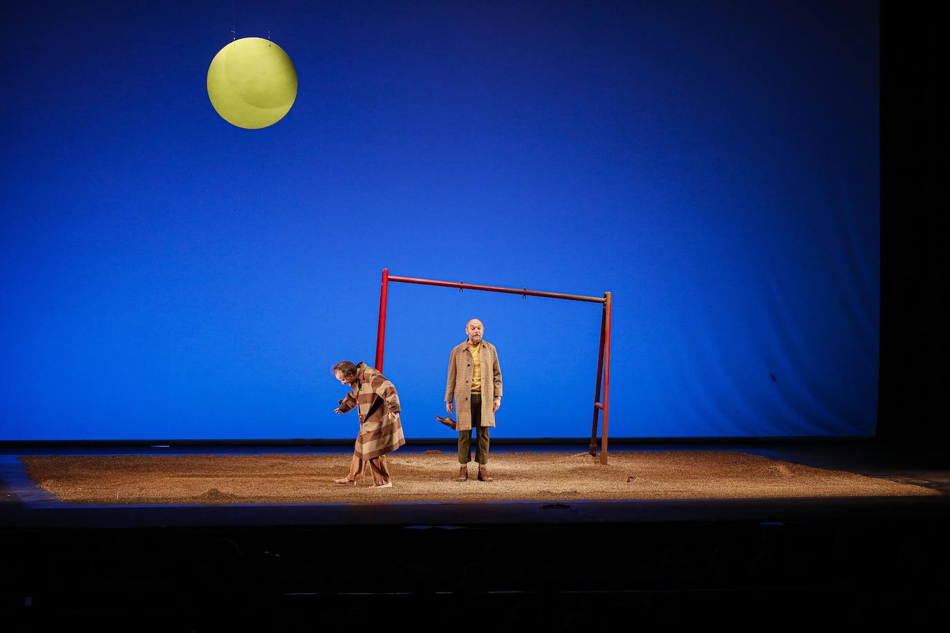  Los más pequeños de la casa continúan disfrutando de las espectaculares representaciones de Fetén, que llenan de emoción cada escenario, como la Colegiata, la Laboral o el Jovellanos.