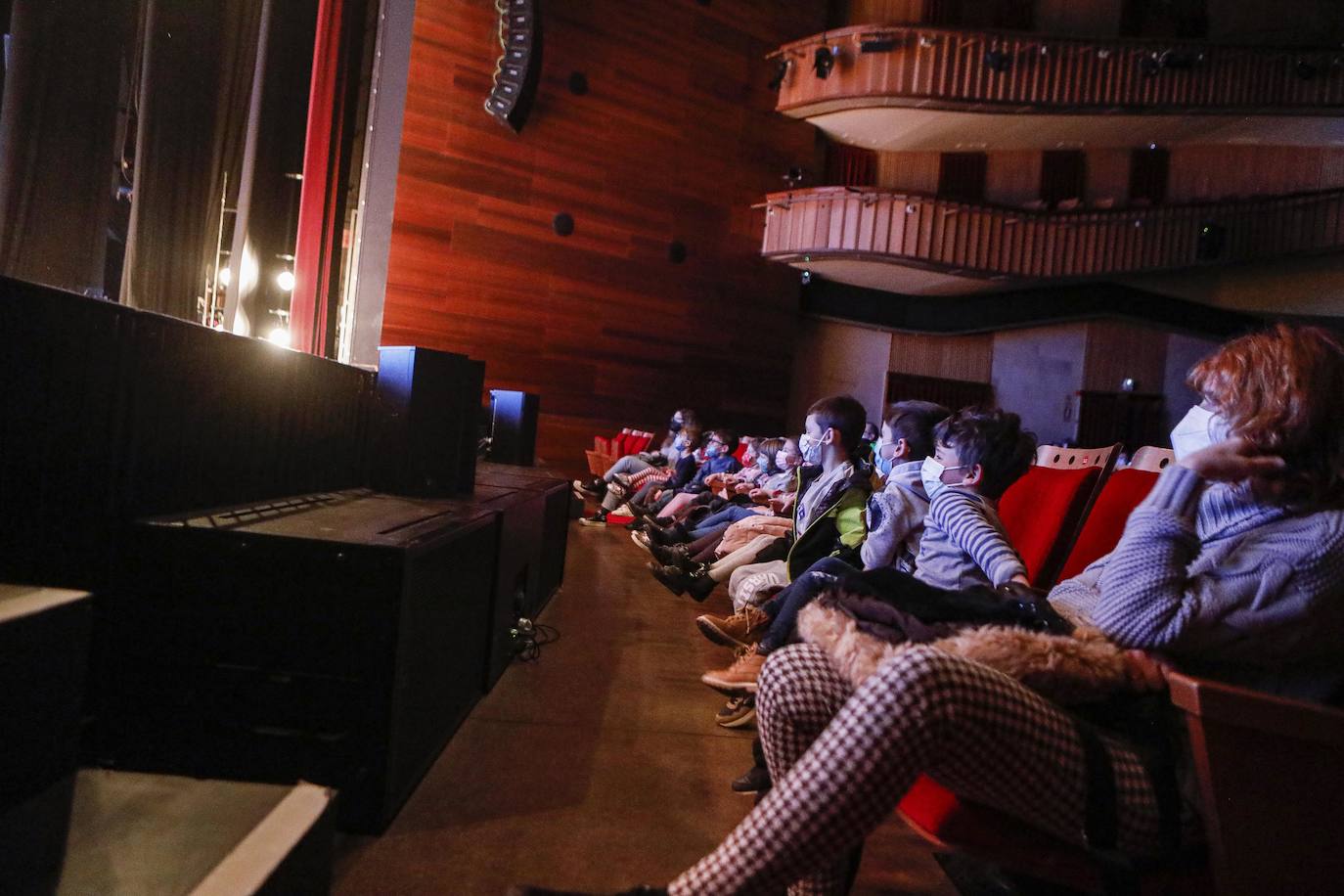  Los más pequeños de la casa continúan disfrutando de las espectaculares representaciones de Fetén, que llenan de emoción cada escenario, como la Colegiata, la Laboral o el Jovellanos.