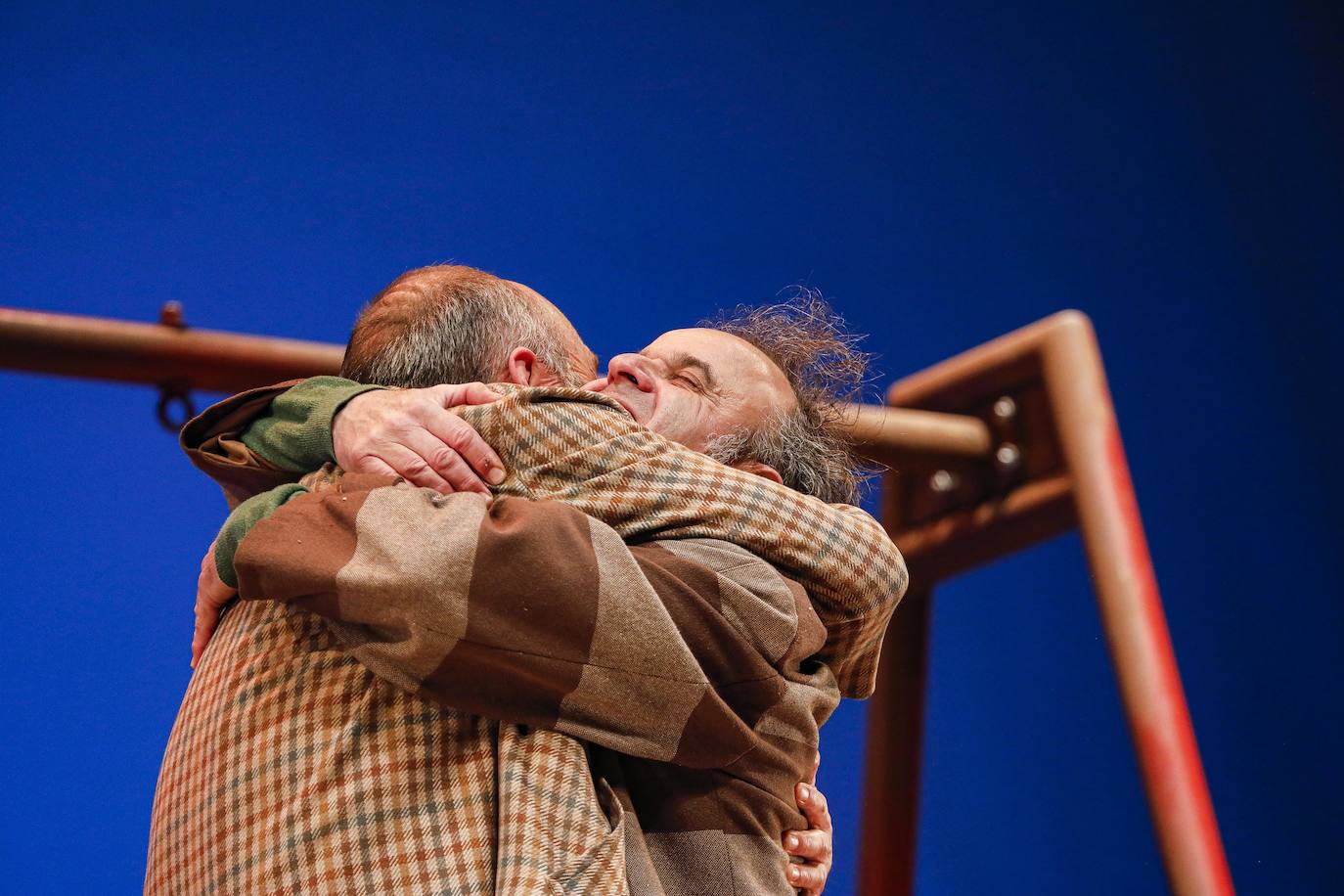  Los más pequeños de la casa continúan disfrutando de las espectaculares representaciones de Fetén, que llenan de emoción cada escenario, como la Colegiata, la Laboral o el Jovellanos.