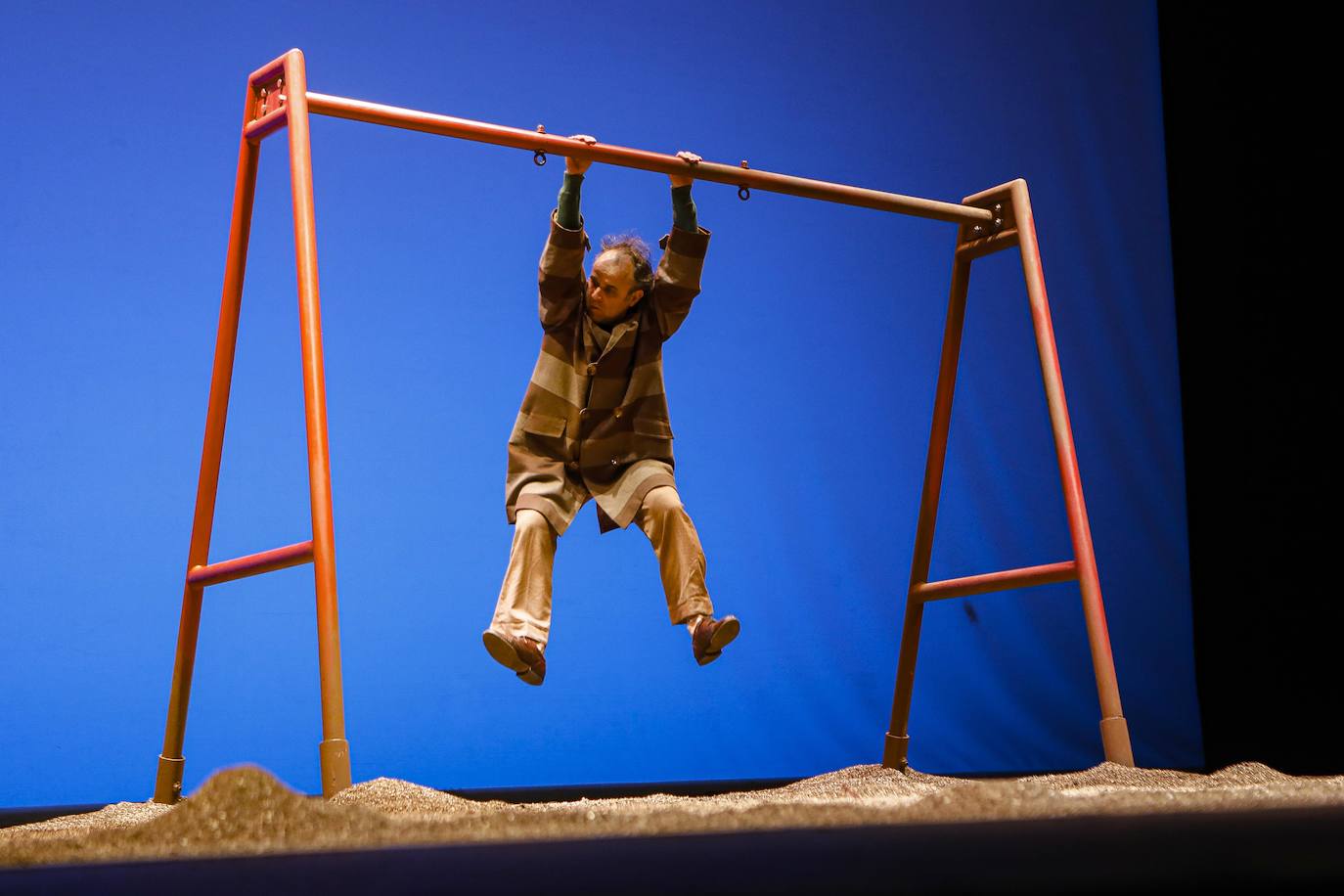  Los más pequeños de la casa continúan disfrutando de las espectaculares representaciones de Fetén, que llenan de emoción cada escenario, como la Colegiata, la Laboral o el Jovellanos.