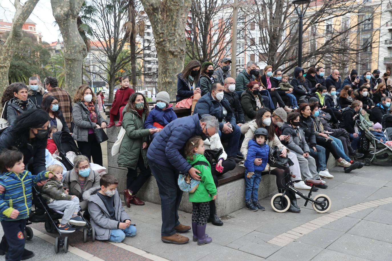 Los más pequeños de la casa continúan disfrutando de las espectaculares representaciones de Fetén, que llenan de emoción cada escenario, como la Colegiata, la Laboral o el Jovellanos.