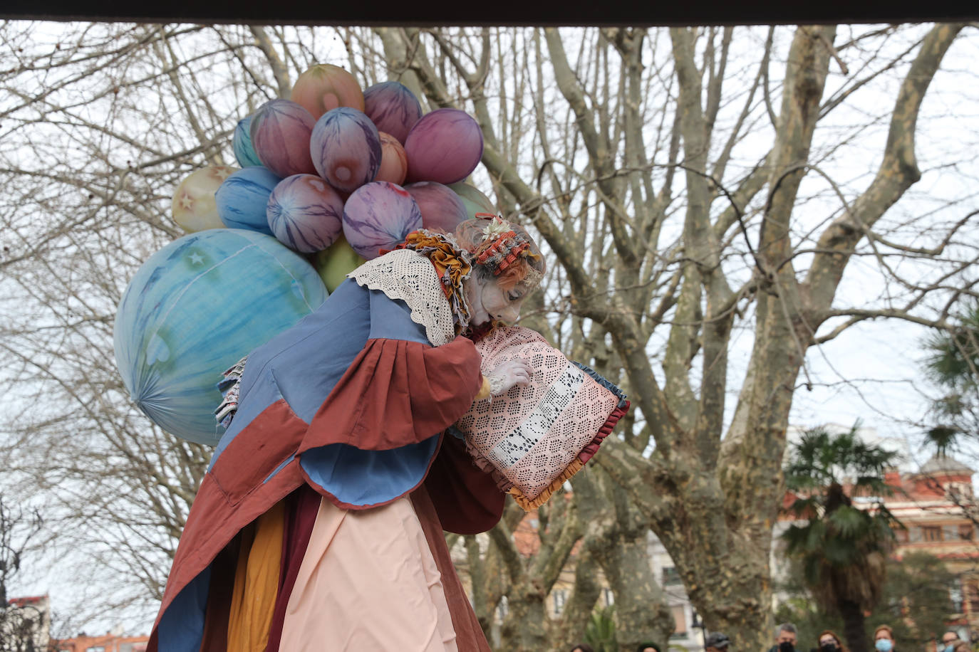  Los más pequeños de la casa continúan disfrutando de las espectaculares representaciones de Fetén, que llenan de emoción cada escenario, como la Colegiata, la Laboral o el Jovellanos.