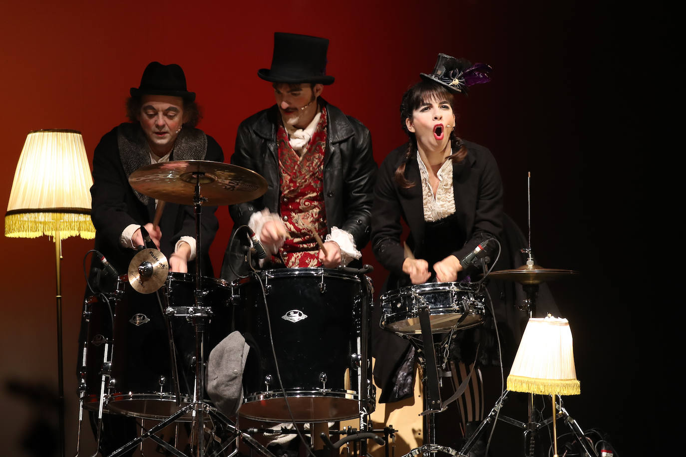 Los más pequeños de la casa continúan disfrutando de las espectaculares representaciones de Fetén, que llenan de emoción cada escenario, como la Colegiata, la Laboral o el Jovellanos.