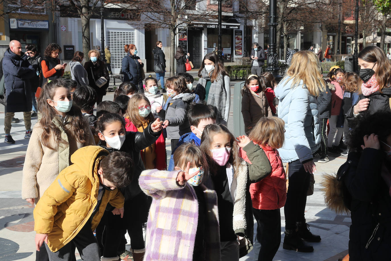 Los más pequeños de la casa continúan disfrutando de las espectaculares representaciones de Fetén, que llenan de emoción cada escenario, como la Colegiata, la Laboral o el Jovellanos.